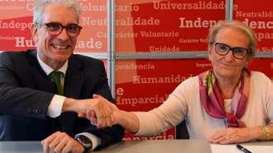 Ignacio Lázaro y Carmen Colmeiro, tras la firma. // Fdv