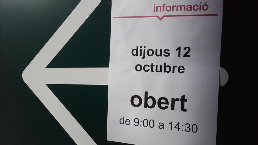 Rètol informatiu del supermercat Bon Preu de Berga anunciant que el 12-O obre al matí