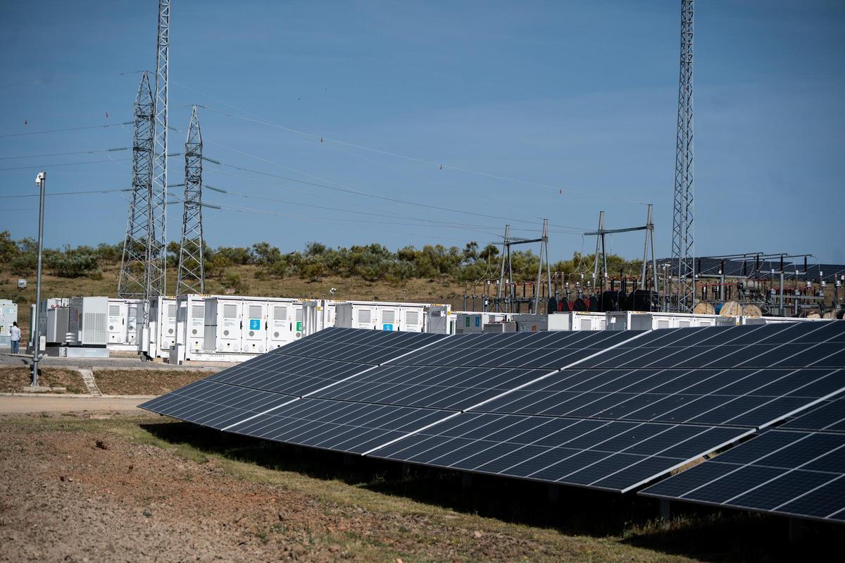 Las placas solares con las baterías de fondo.