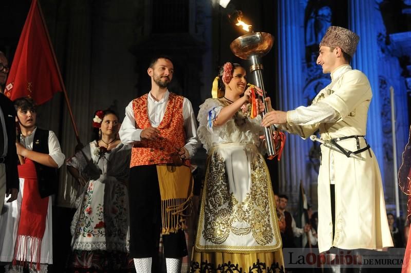 La Antorcha de la Amistad y el Moneo brillan en colores con motivo de este Festival Internacional de Folclore