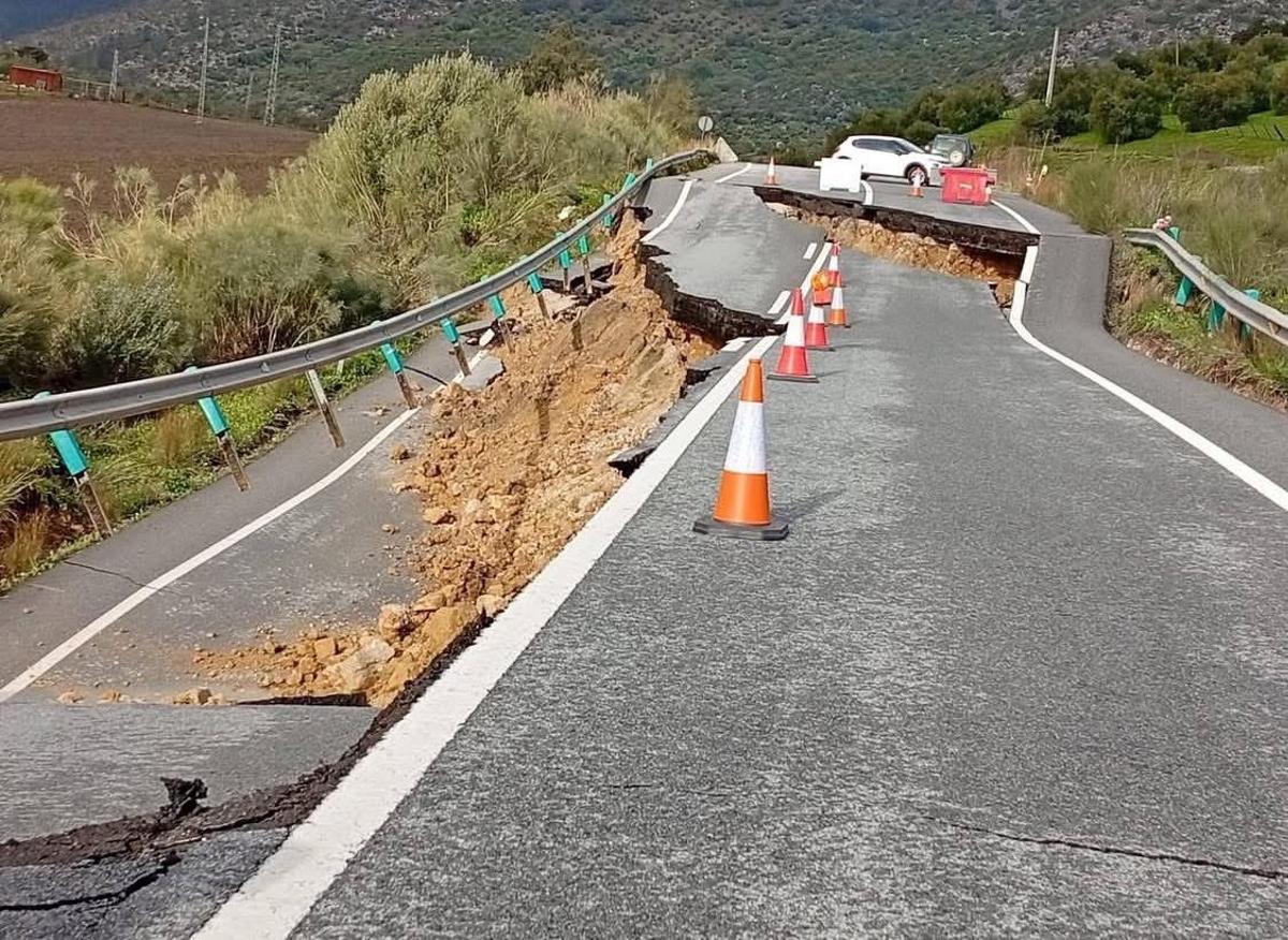 Daños en la A-374, que une Algodonales y Ronda.