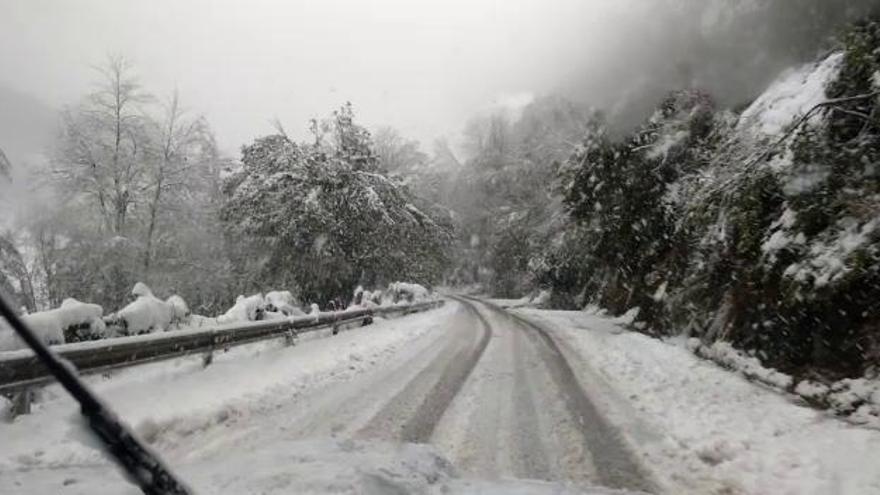 Así se circula con el temporal por el puerto de La Cubilla