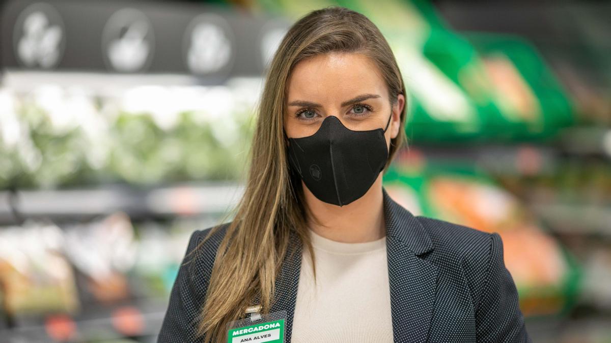 Ana Alves, coordinadora de planta de un supermercado de Porto, con la nueva mascarilla corporativa.