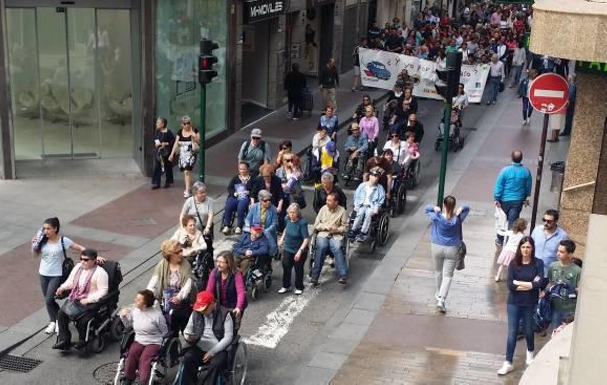 Más de un centenar de personas reivindicó ayer una ciudad accesible en el Día de la Rampa.