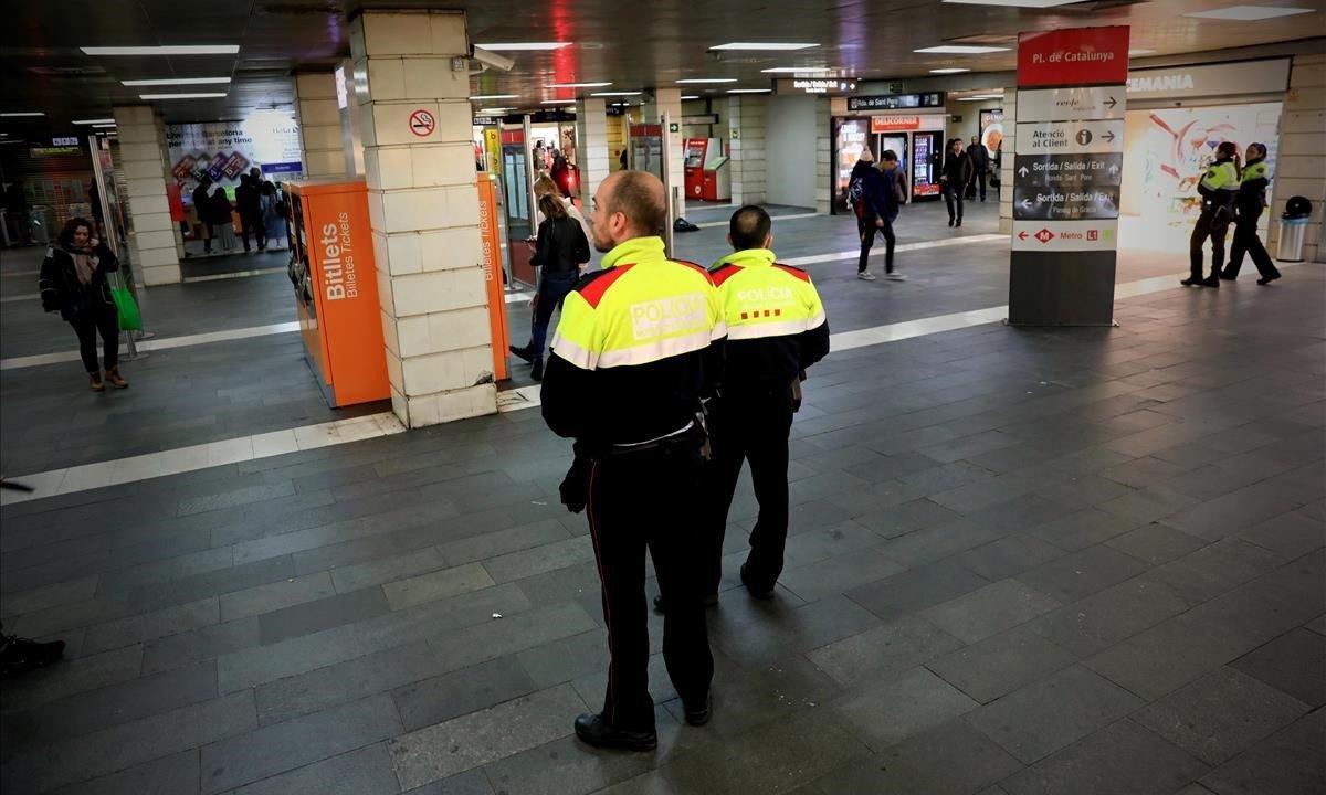 Mossos y Guardia Urbana vigilan que no se instalen vendedores ambulantes en el vestíbulo de Renfe en Plaza Catalunya.