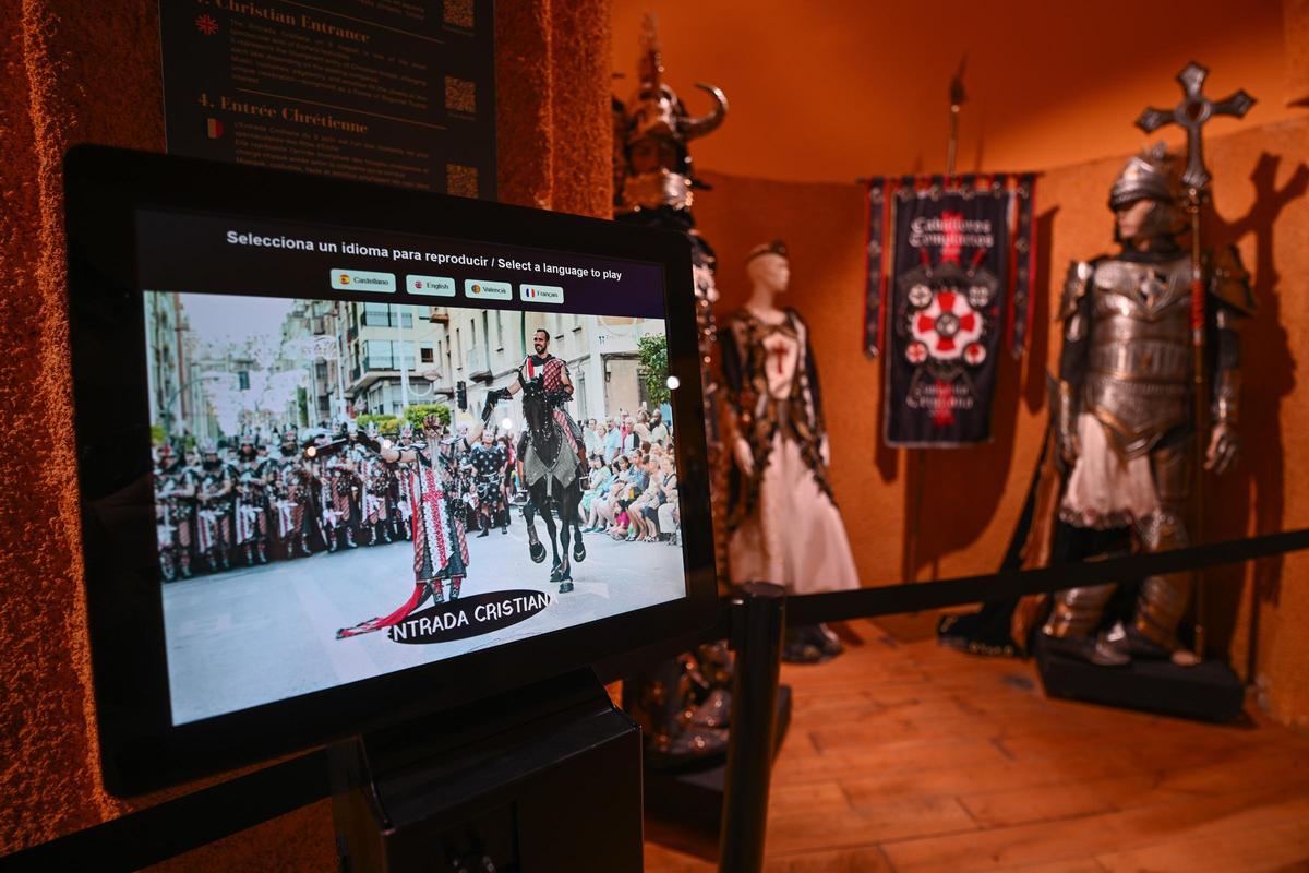 Los visitantes pueden ver videos en varios idiomas de los principales actos de Moros y Cristianos
