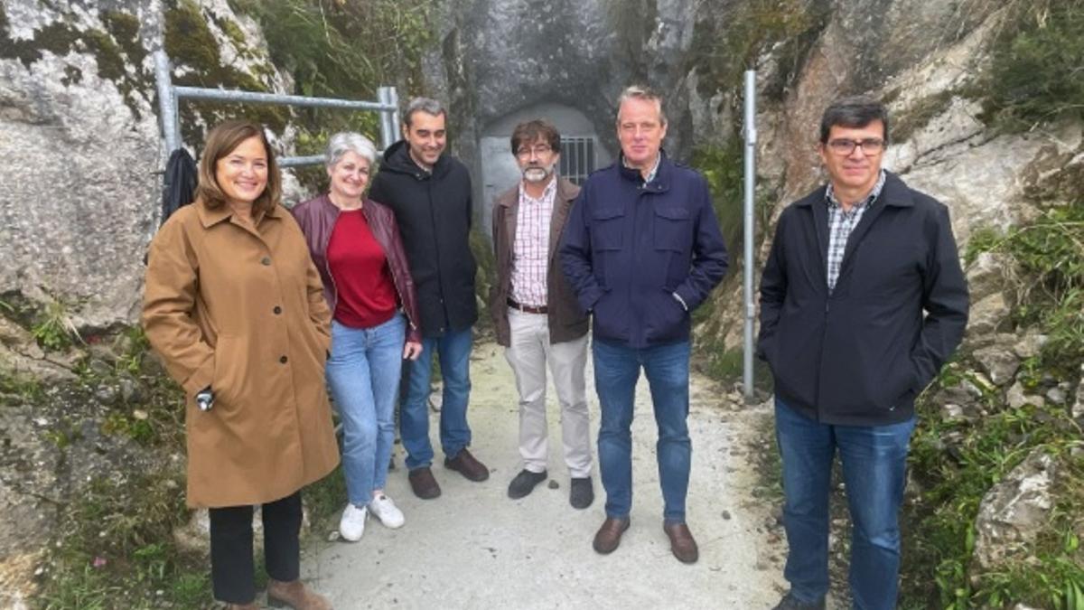 El consejero de Movilidad visita la cueva de El Pinche