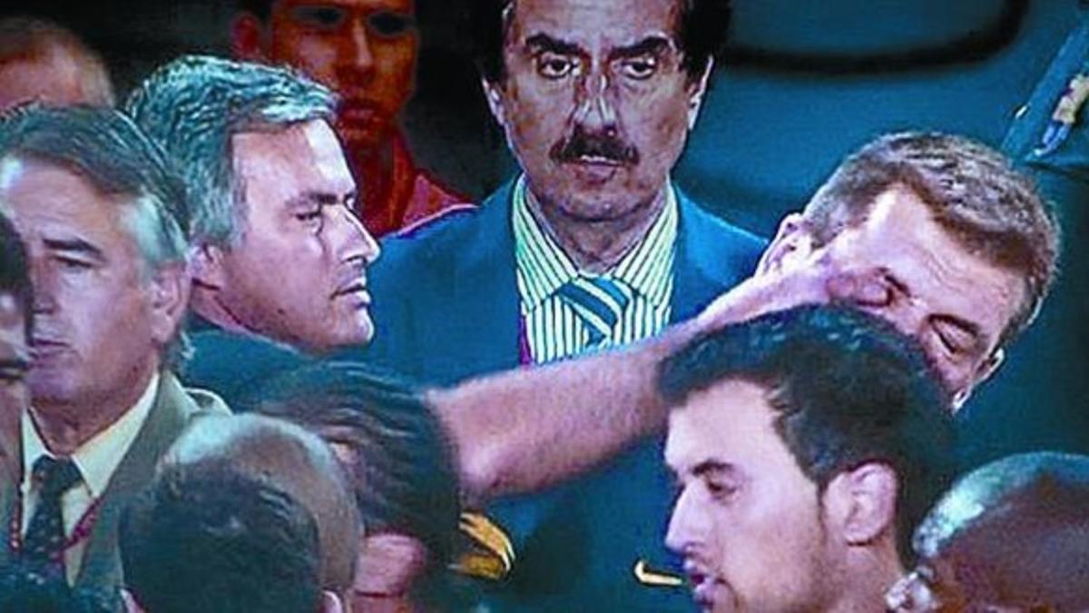 En el ojo 8 Mourinho agrede a Vilanova ante Satorra, empleado del club.