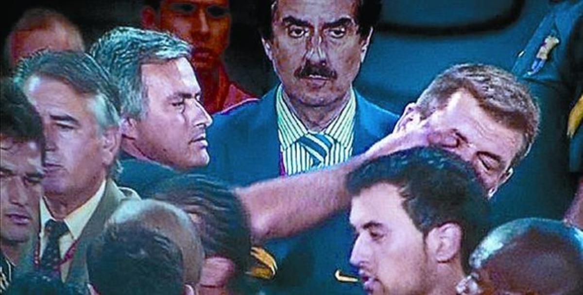 A l’ull 8 Mourinho agredeix Vilanova davant Satorra, empleat del club.