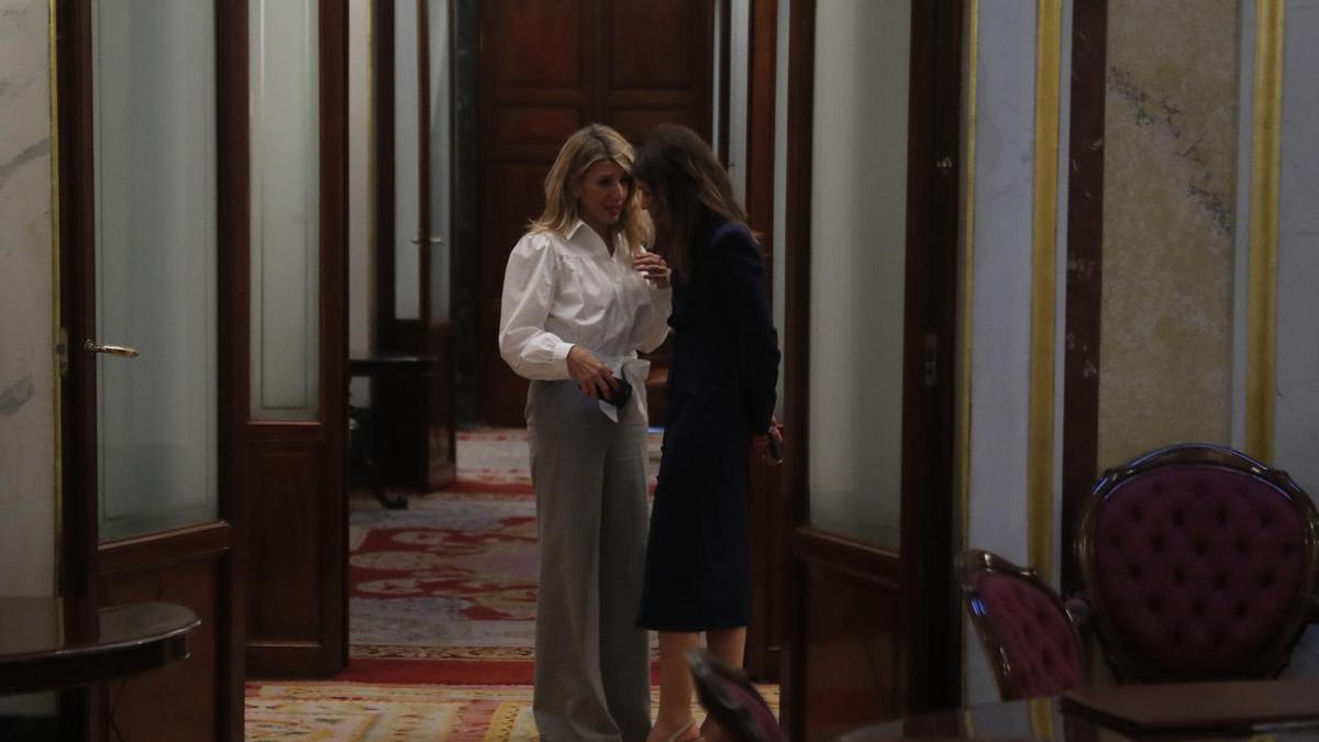 Yolanda Díaz e Irene Montero, en los pasillos del Congreso el pasado martes.