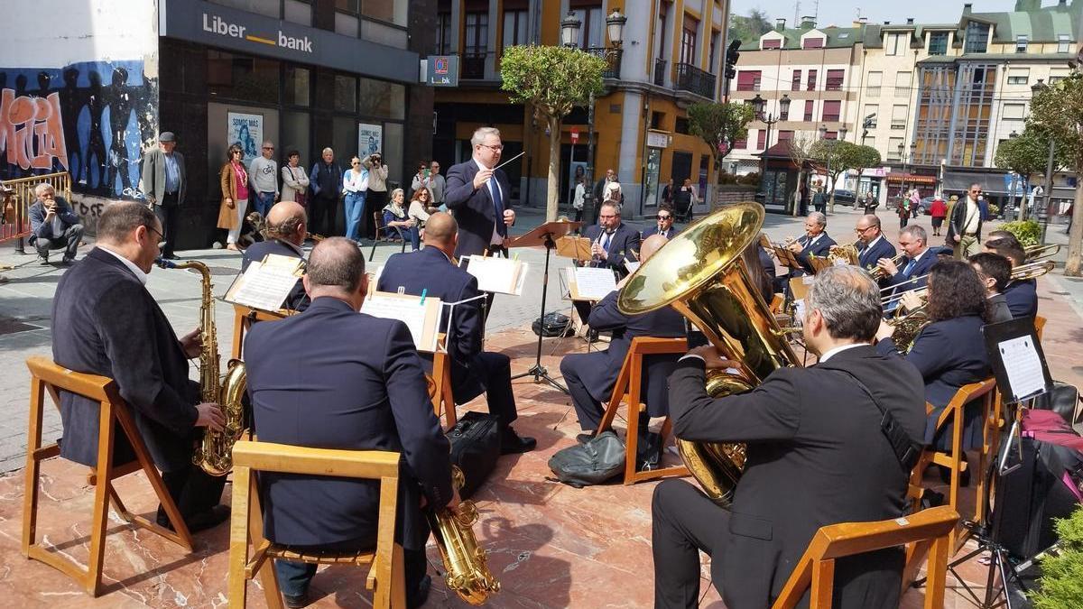 Concierto de la Banda de Música de Langreo en la calle Dorado de Sama.