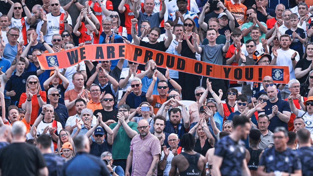 El bonito mensaje de la afición del Luton a su equipo tras descender a la Championship
