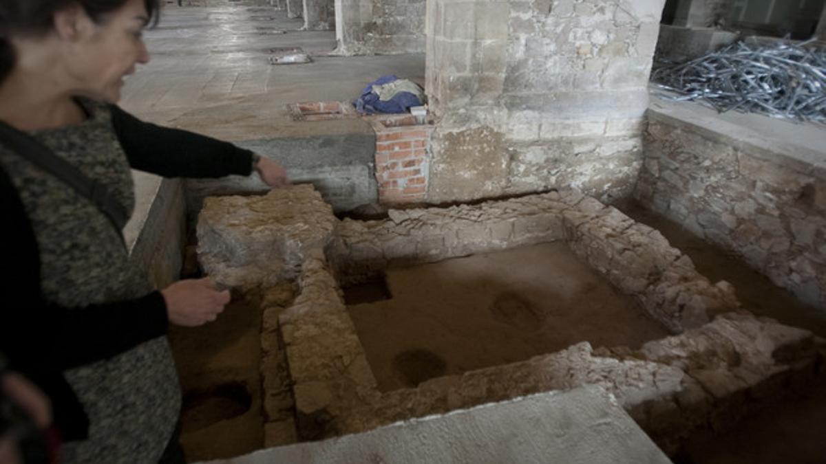 Mausoleo romano descubierto en el edificio de las Drassanes donde estaban las urnas cinerarias, en marzo.