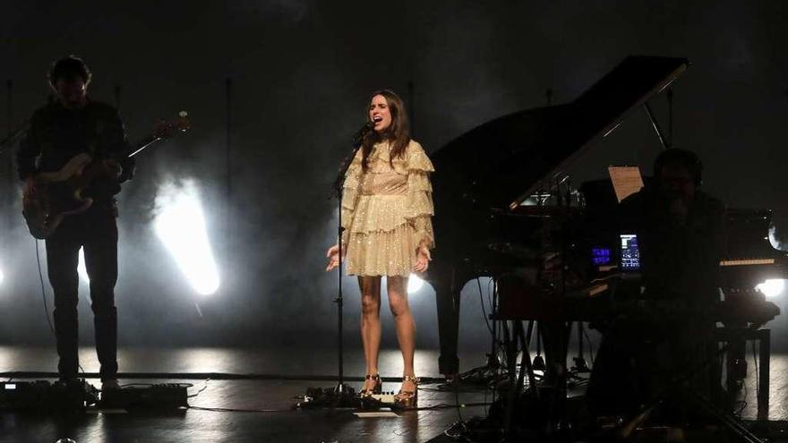 Zahara, en el centro, ayer en el concierto en el teatro de La Laboral.