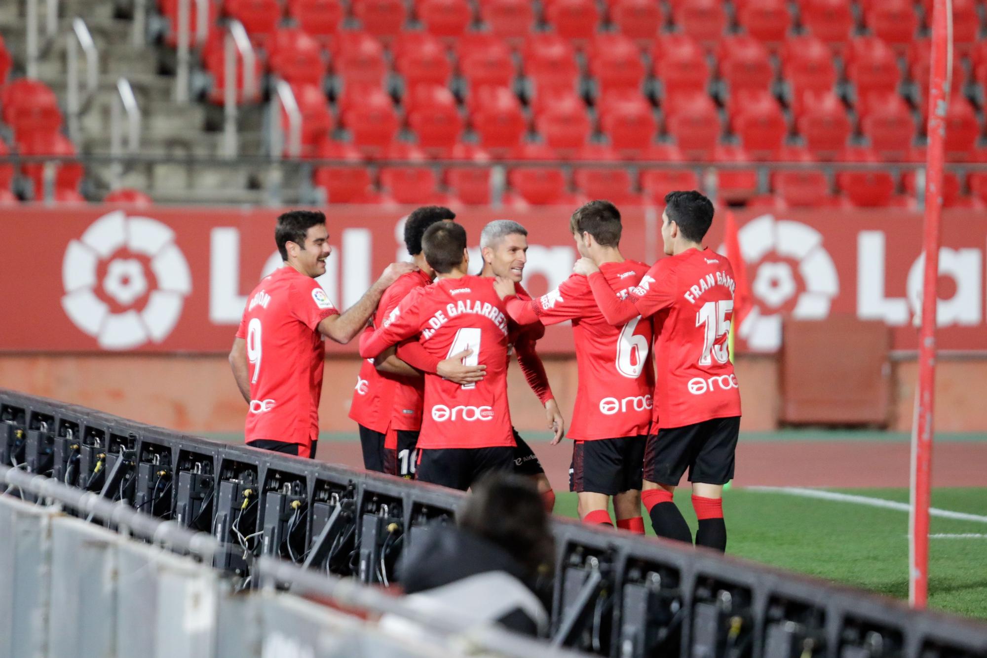 El Mallorca mantiene el liderato en quince minutos de locura