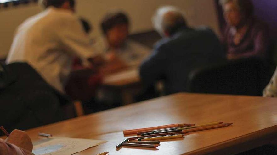 Varios enfermos de alzhéimer realizan actividades en un centro de día de A Coruña.