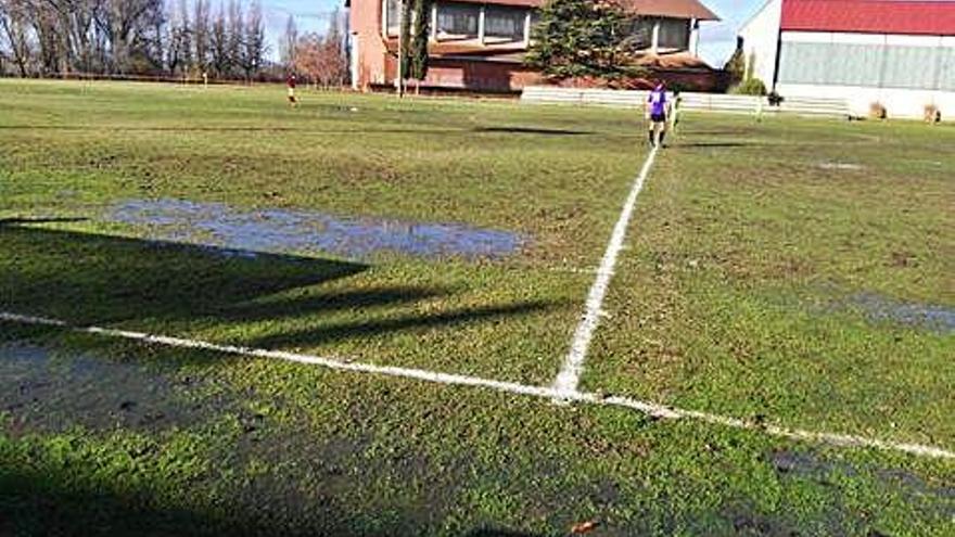 Estado del césped de Fuente La Mora, ayer.