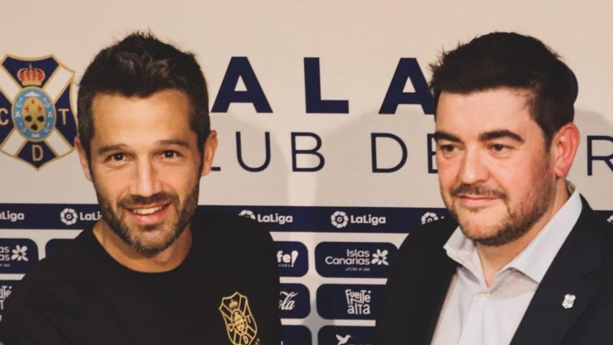 Aitor Sanz estrecha la mano del consejero Juan Guerrero, ayer en la sala de prensa del Heliodoro Rodríguez. | | CD TENERIFE