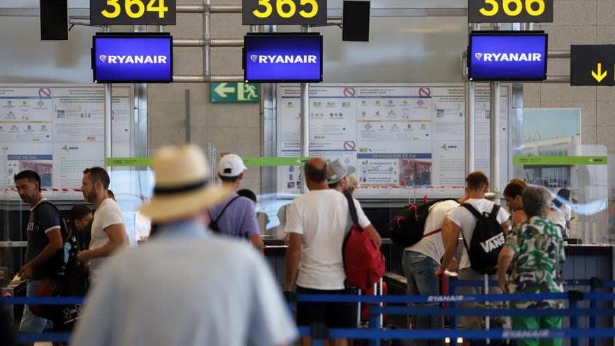 Son Sant Joan sufre dos cancelaciones y 19 retrasos este lunes por la huelga de Ryanair