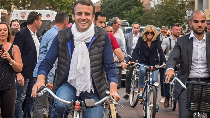 Macron, este sábado, en su bicicleta cerca de su casa.