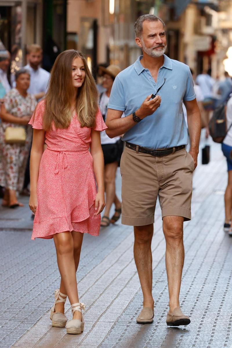 La princesa Leonor pasea junto a su familia por las calles de Mallorca