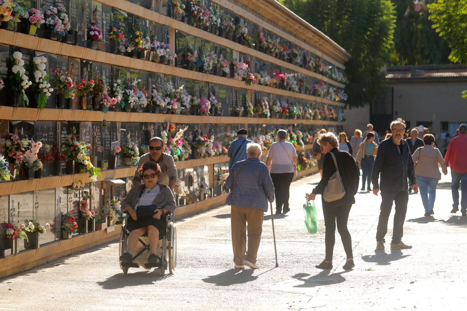 Los valencianos adelantan su visita al cementerio para evitar aglomeraciones