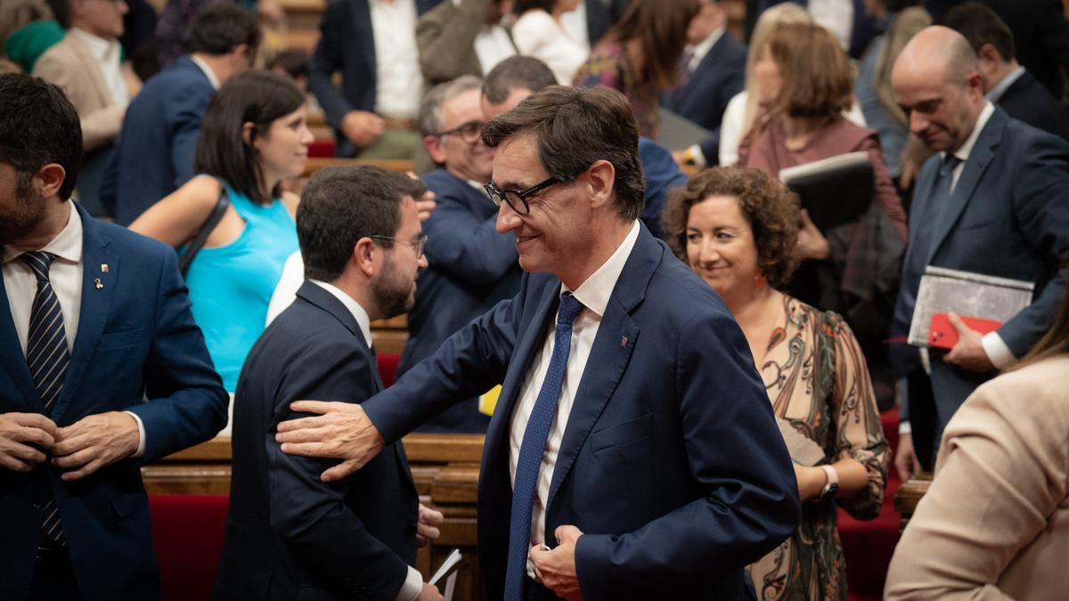 El líder del PSC, Salvador Illa, y el 'president' Pere Aragonès, en el Parlament