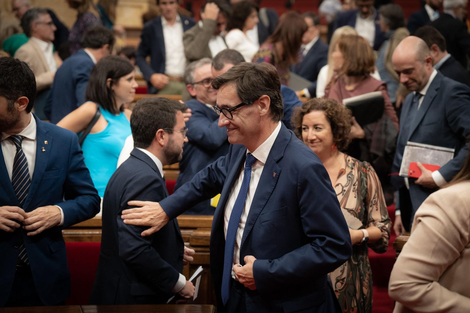 El líder del PSC, Salvador Illa, en el hemiciclo del Parlament, justo delante del 'president' Pere Aragonès y de la diputada Alícia Romero