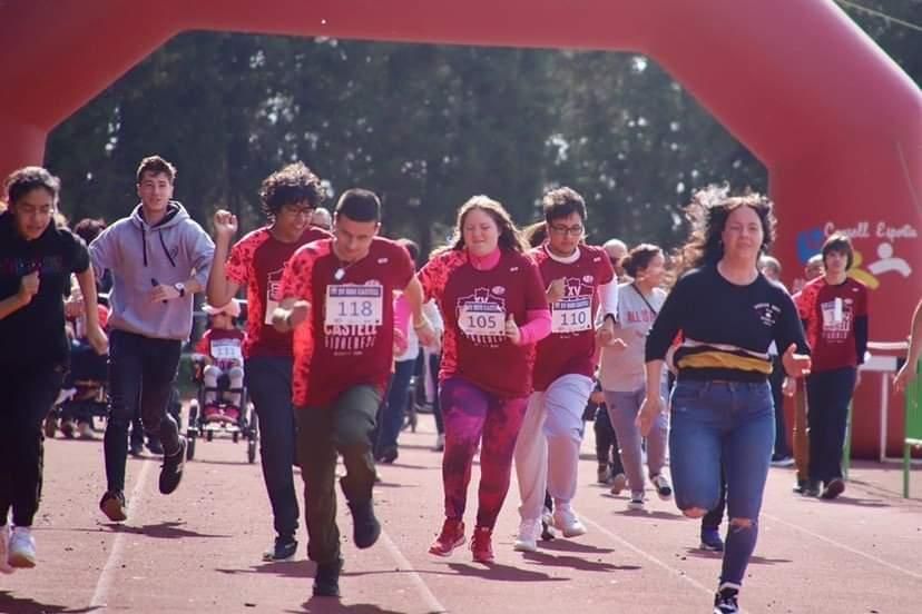 La primera cursa adaptada de la Run Castell triomfa amb èxit de participants