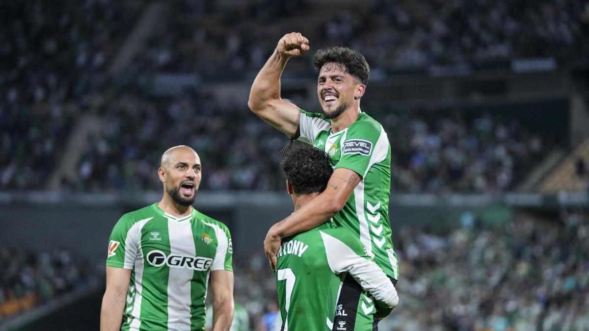 El Betis vence al Elche y vuelve a la Champions 21 años después