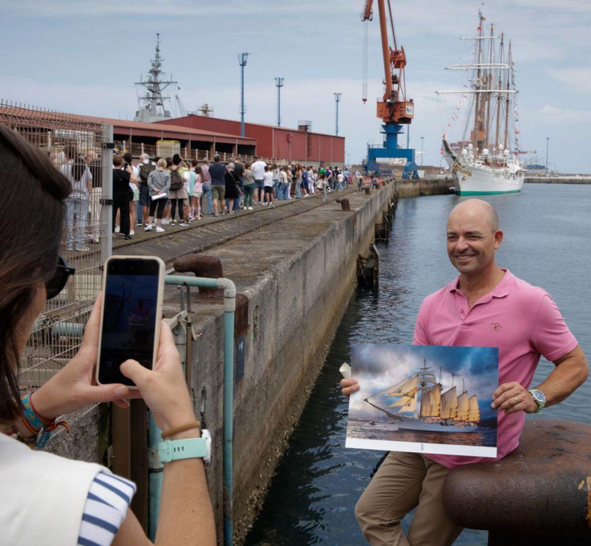 Lara Blanco fotografía a su pareja, David González, con «Elcano» detrás.