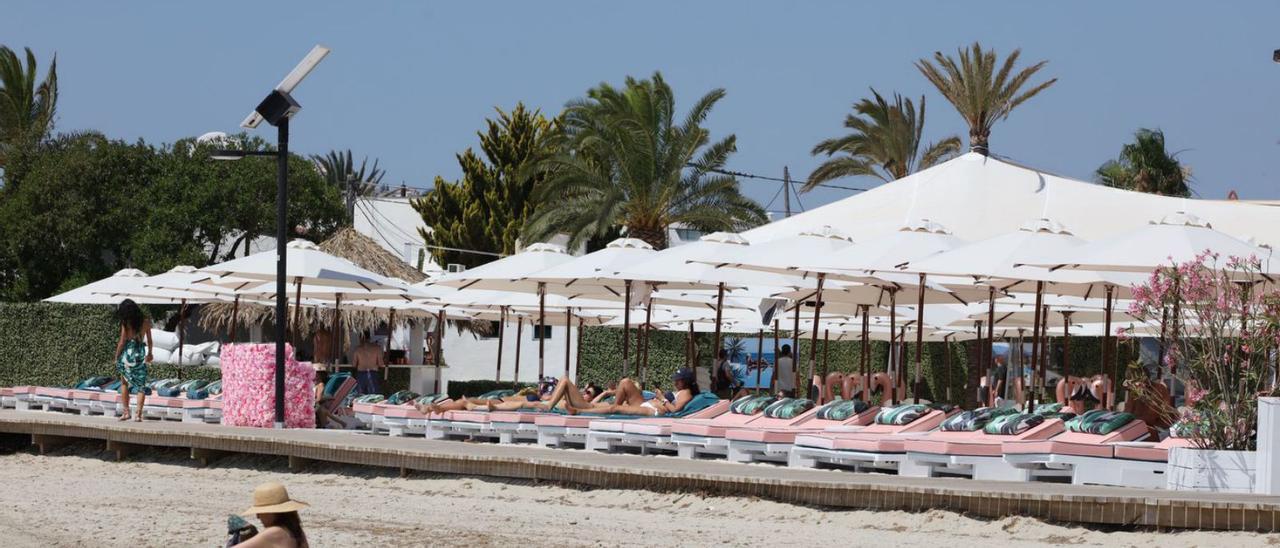 Las hamacas del Bikini Beach Club, en el verano de 2018 en la playa de Talamanca. | J.A.RIERA