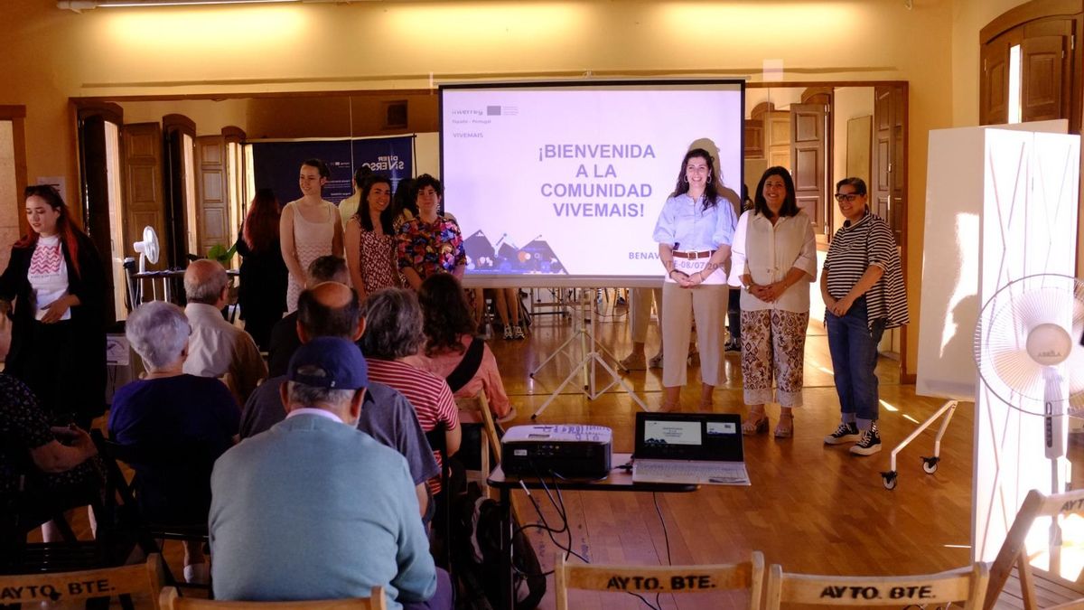 La alcaldesa de Benavente, Beatriza Asensio, la concejal de cultura, Mercedes Benítez, y responsables de la Fundación en la presentación del acto.