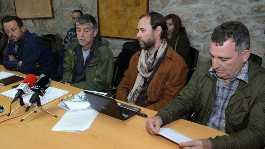 Desde la izquierda, Ruperto Costa, Xaquín Rubido, Ricardo Beiras y José Luis Villanueva, ayer. // N.Parga