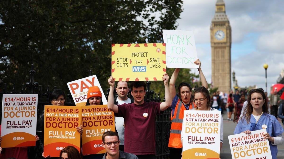 Un grupo de médicos en huelga protesta en Londres, este viernes.