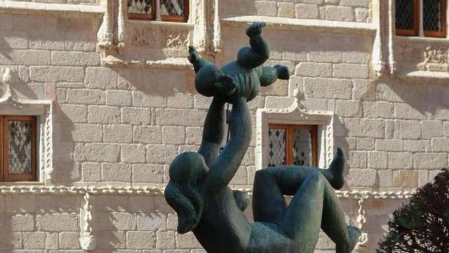 Escultura de Lobo en la plaza de Zorrilla.