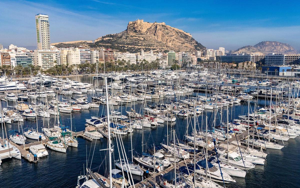 Embarcaciones amarradas en el Puerto de Alicante.