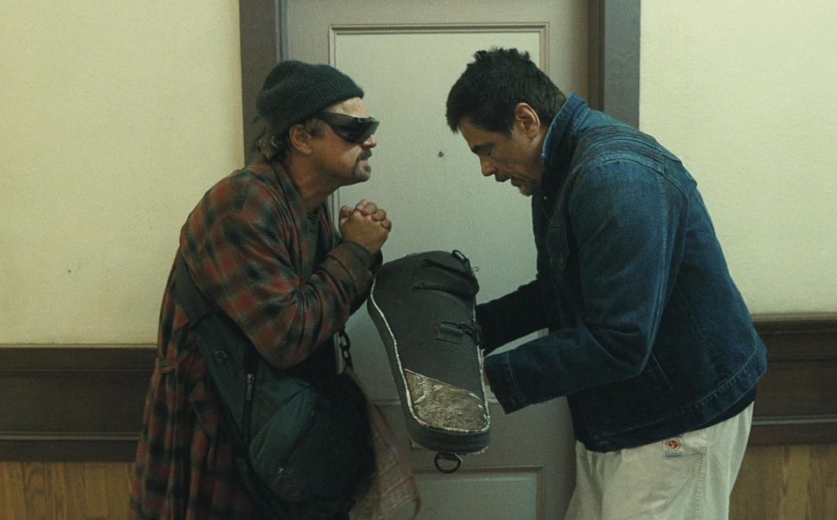 Leonardo DiCaprio i Benicio del Toro en un fotograma de "Una batalla tras otra".