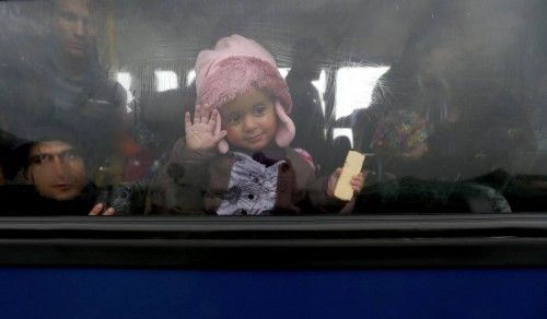 Miles de refugiados sirios e iraquíes tratan de abandonar Hungría, bien sea a través de los trenes o a pie. Las escenas de desesperación se suceden, con los niños como símbolo de la tristeza y al mismo tiempo de la esperanza en un futuro mejor