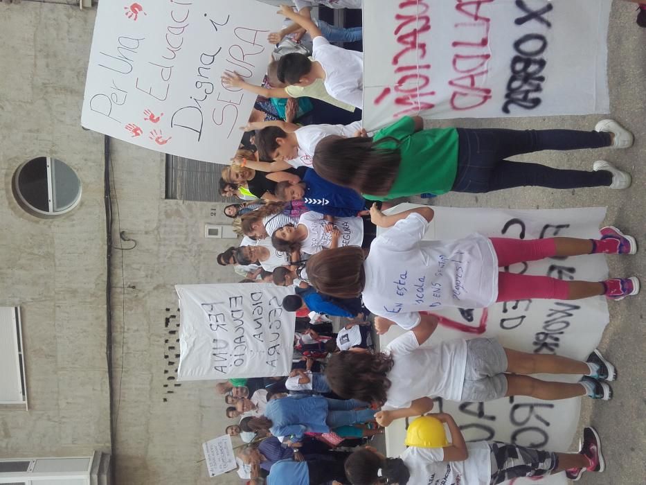 Protesta por el mal estado del colegio de la Font d'en Carròs