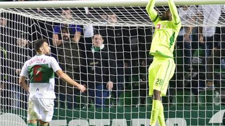 Francis destacó bajo los palos en el duelo ante el Sporting.