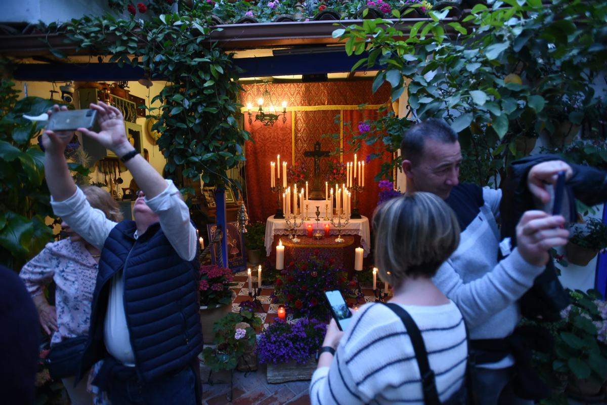 Imagen de uno de los altares de Semana Santa en los patios de Córdoba.