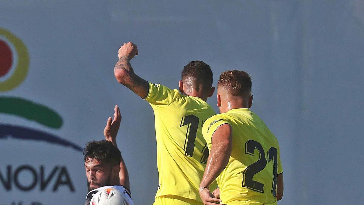 Alderete se interpone entre dos futbolistas del Villarreal, ayer.  | F,. CALABUIG