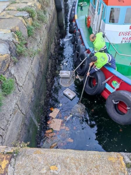 Trabajos de retirada de basura en las dársenas del puerto. |   // FDV