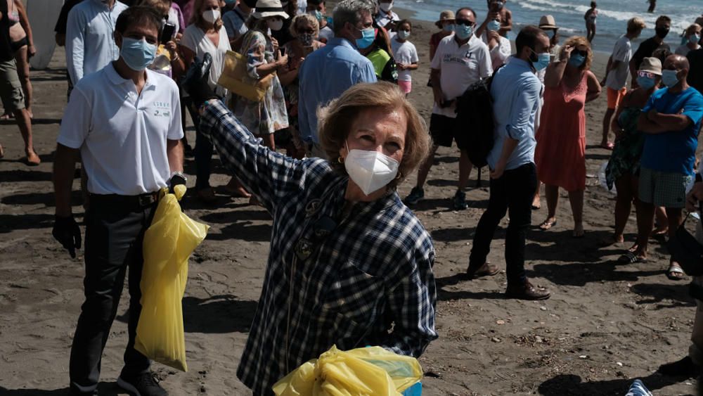 La Reina Sofía participa en una recogida de residuos en una playa de Rincón