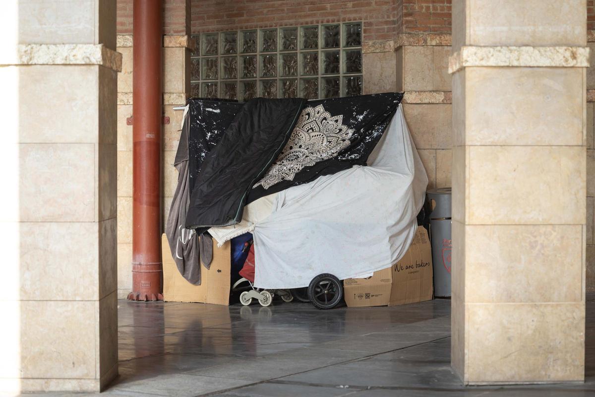 Pertenencias de una persona sin hogar que duerme en Zaragoza.