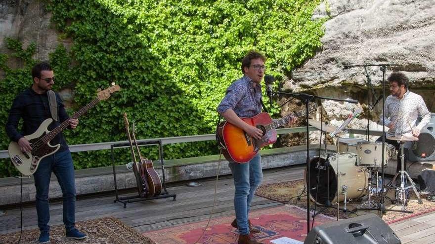 Los músicos en su primer concierto en el exterior del Museo de Zamora.