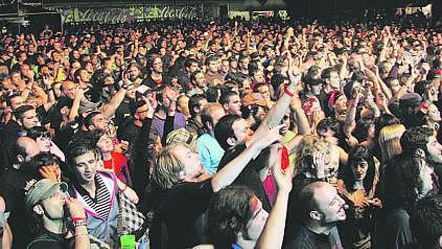 El público asistente al Derrame Rock, durante la actuación de «Turbonegro», el pasado sábado. / vicente díaz peñas