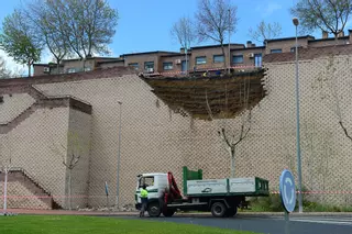 Cae parte del muro de una urbanización en Plasencia