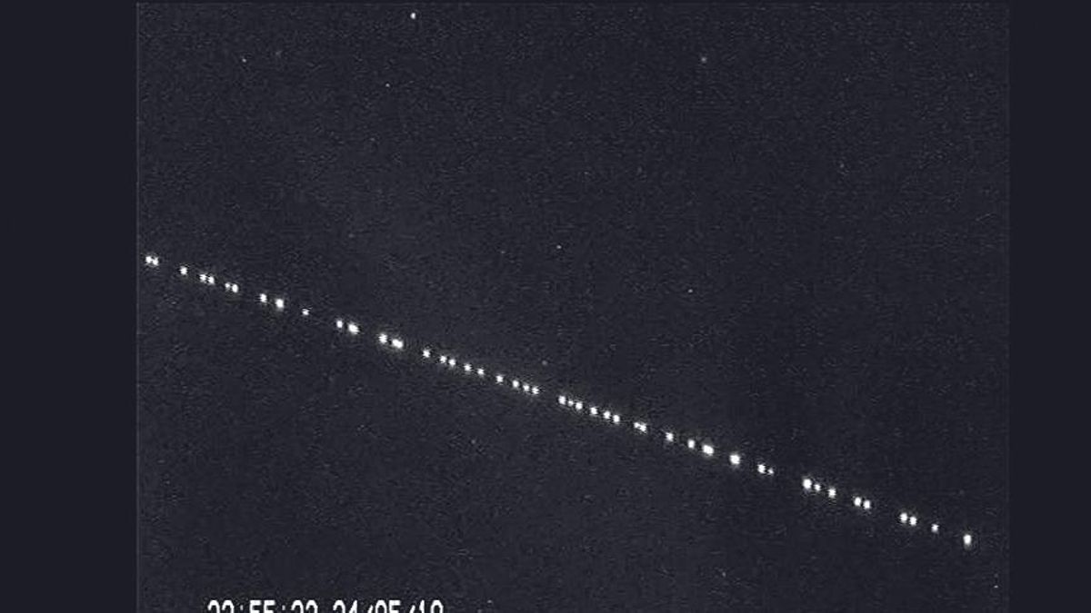 Uno de los muchos trenes de satélites que recorren el cielo cada noche.